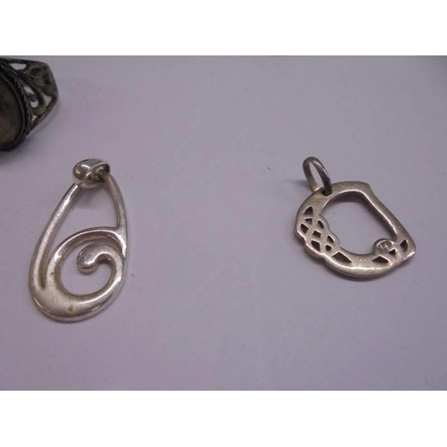 1101 - Three silver rings and two silver pendants.