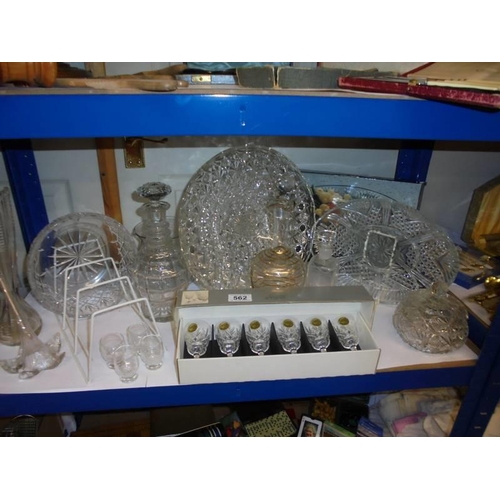 562 - A shelf of assorted glass ware, COLLECT ONLY.