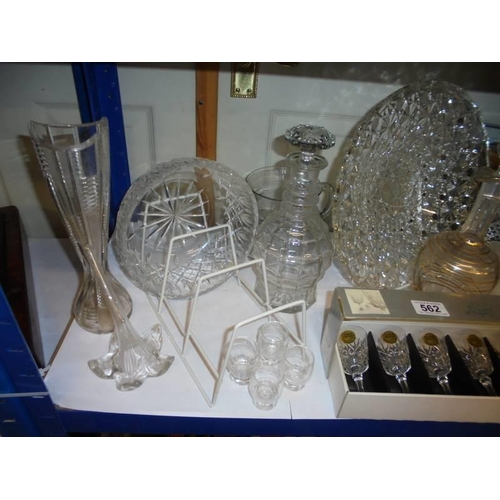 562 - A shelf of assorted glass ware, COLLECT ONLY.