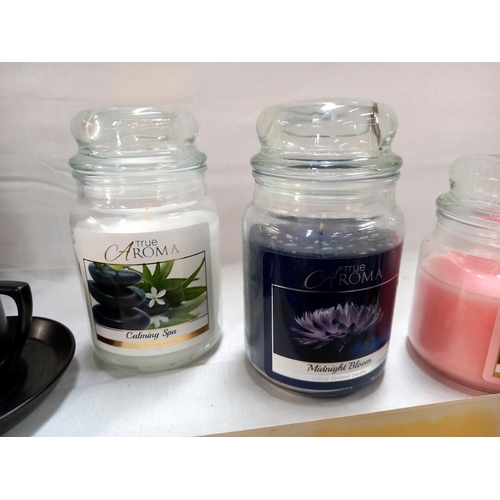 106 - 4 large and 2 medium new aromatic candles