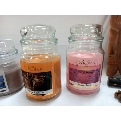 106 - 4 large and 2 medium new aromatic candles