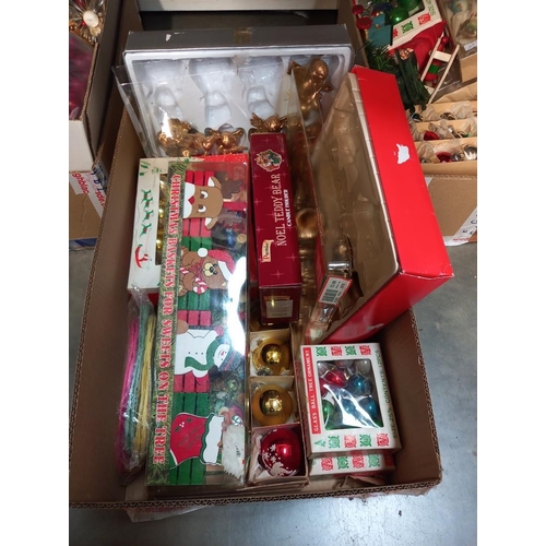 89 - 3 boxes of vintage decorations COLLECT ONLY