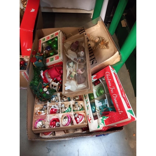 89 - 3 boxes of vintage decorations COLLECT ONLY