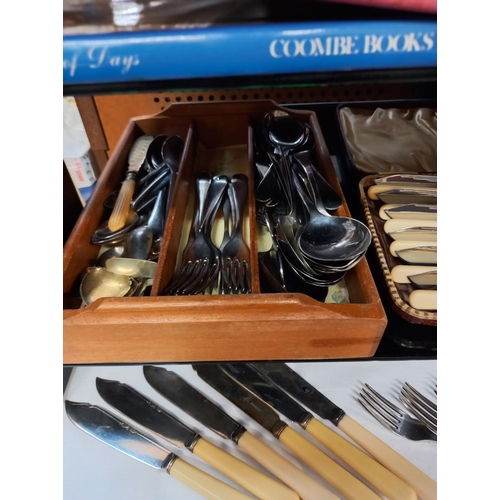 210 - A quantity of boxed sets and loose vintage flatware cutlery