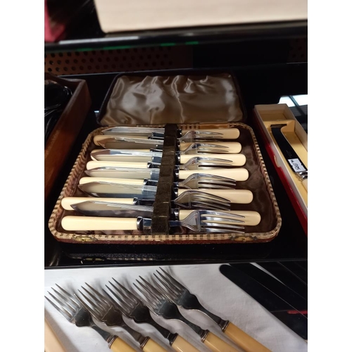 210 - A quantity of boxed sets and loose vintage flatware cutlery