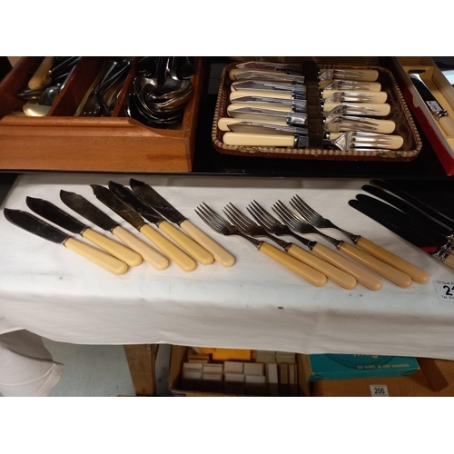 210 - A quantity of boxed sets and loose vintage flatware cutlery