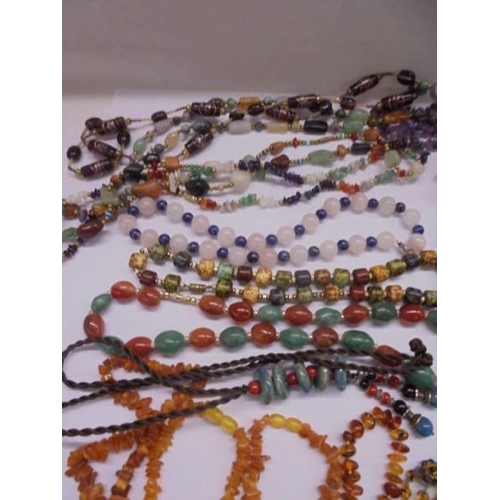 1169 - A good lot of assorted bead and stone necklaces.