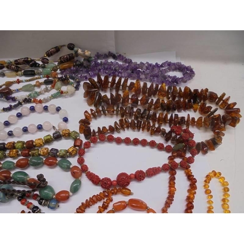 1169 - A good lot of assorted bead and stone necklaces.