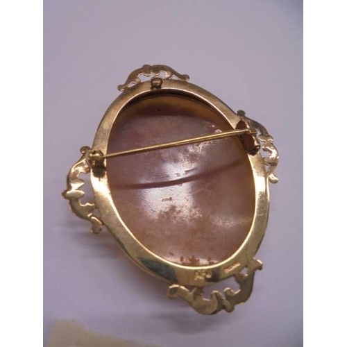 1100C - A cameo brooch with fancy 9ct gold openwork mount, in good condition.