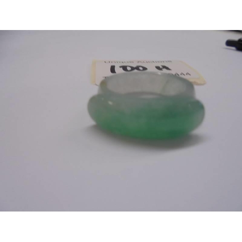 1100H - A jade saddle ring, size T.