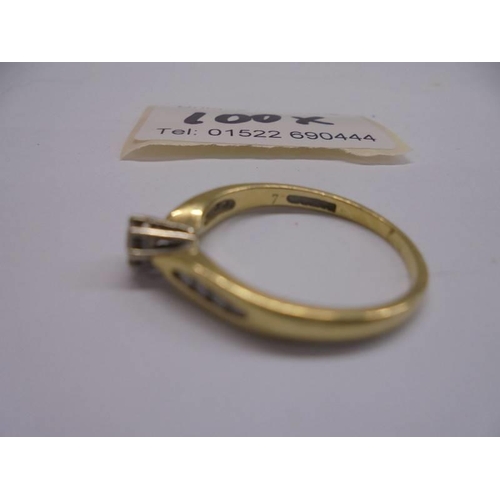 1100X - An 18ct gold ring with centre diamond, size O, 2.7 grams.