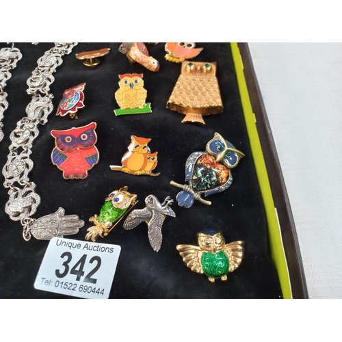 342 - A quantity of owl badges and brooches including gilded Avon owl vinaigrette brooch