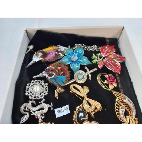 345 - A quantity of vintage costume jewellery brooches including Scottish etc