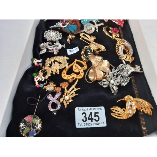 345 - A quantity of vintage costume jewellery brooches including Scottish etc