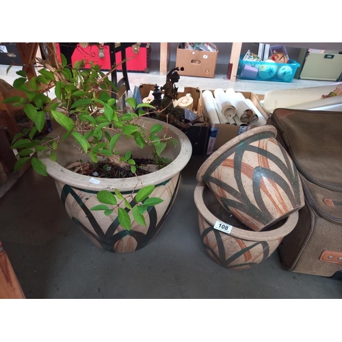 108 - 3 matching garden plant pots, 1 has a plant COLLECT ONLY