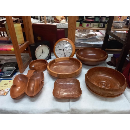 116 - A good lot of wooden bowls and clocks