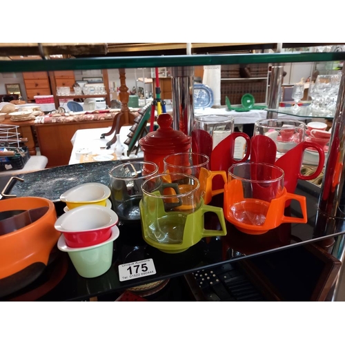 175 - A shelf of retro/vintage plastic & glass cups & other items