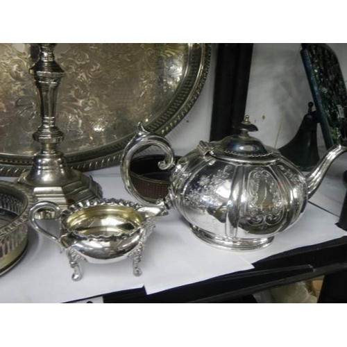 419 - A mixed lot of good silver plated items.