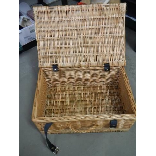 452 - A good new picnic basket (no centents).