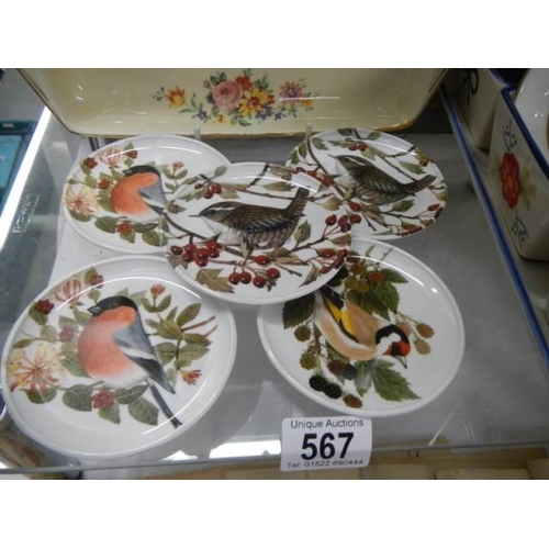 567 - A mixed lot including bird decorated plates.