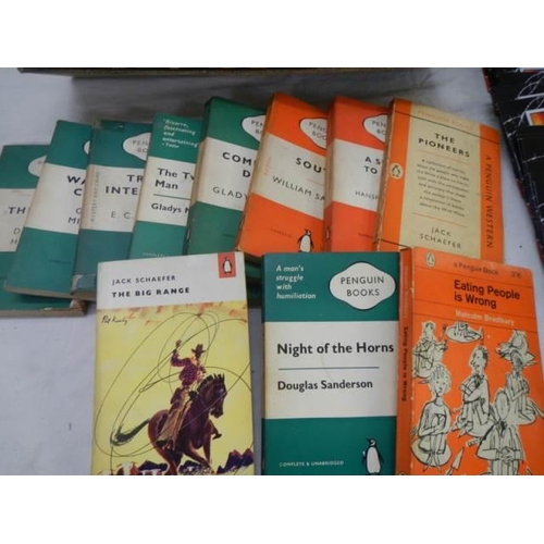 578 - A good lot of Penguin paper back books.