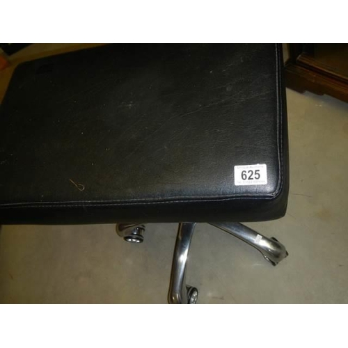 625 - An adjustable stool on casters. COLLECT ONLY.