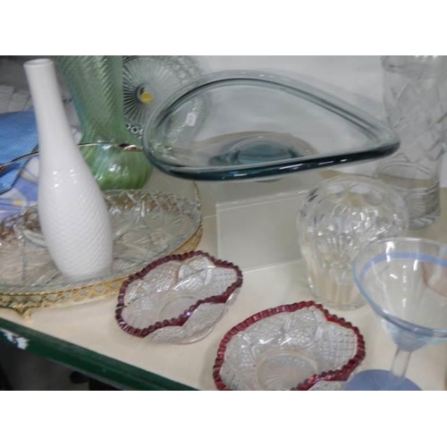 637 - A good lot of assorted glassware, COLLECT ONLY.