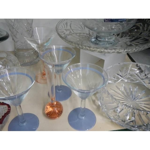 637 - A good lot of assorted glassware, COLLECT ONLY.