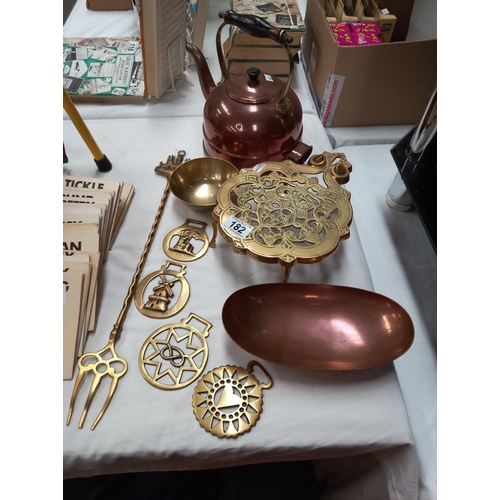 182 - A vintage electric copper kettle including brassware, trivet & horse brasses COLLECT ONLY