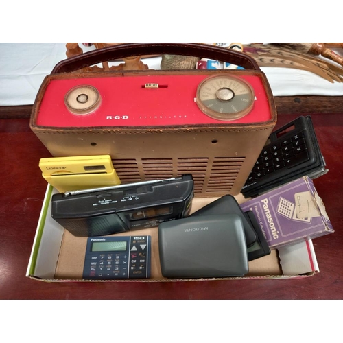 262 - A vintage R.G.D. transistor radio & quantity of calculators