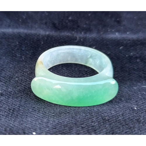 1100H - A jade saddle ring, size T.