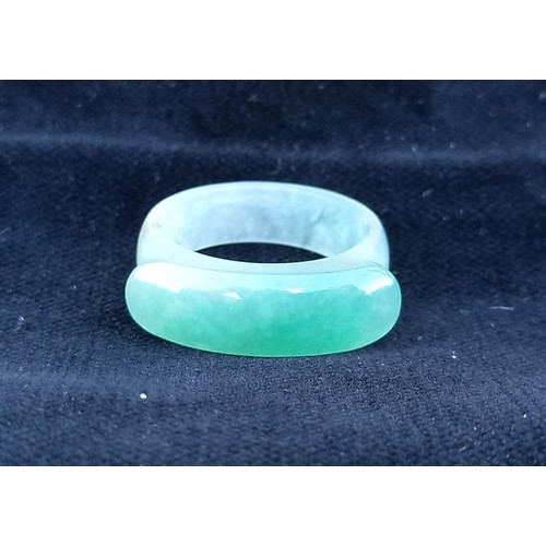 1100H - A jade saddle ring, size T.