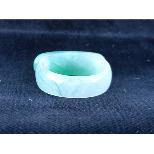 1100H - A jade saddle ring, size T.