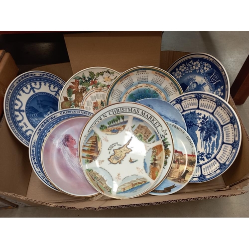 414 - A quantity of boxed collectors cabinet plates