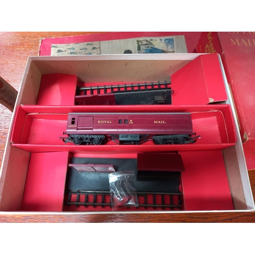 423 - Tri-ang Hornby RS.21 electric model railway and R.323 operating Royal Mail coach set