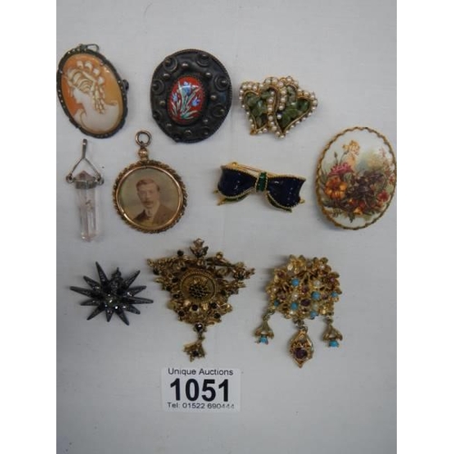 1051 - A good lot of vintage brooches including cameo, photo pendant etc.,