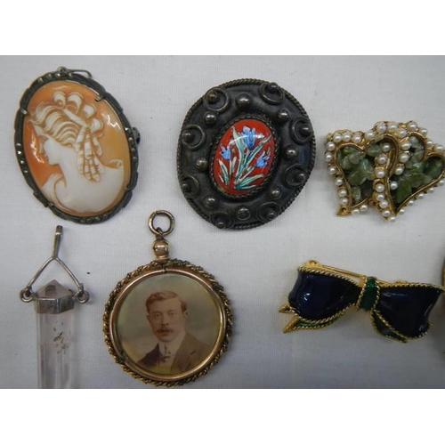 1051 - A good lot of vintage brooches including cameo, photo pendant etc.,