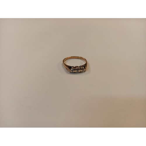 1060B - A vintage diamond set 3 stone ring, London hallmark