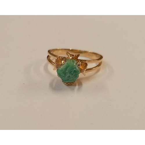 1060E - A single stone emerald crystal ring in 14ct gold