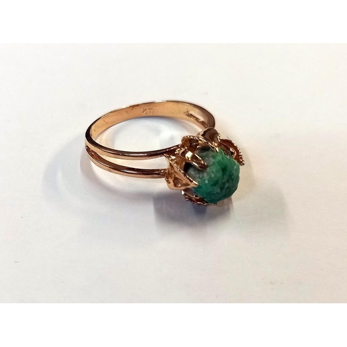 1060E - A single stone emerald crystal ring in 14ct gold