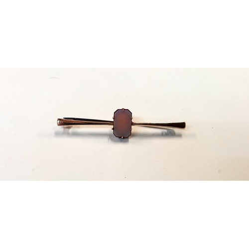 1060M - A vintage rose gold brooch hard stone set, stamped 9ct