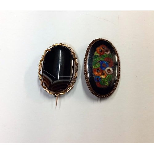 1060P - A 19th century banded agate oval brooch together with an oval enamelled brooch, 9ct gold knot ring, ... 