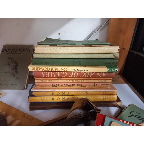 2436 - A quantity of vintage scouting books, Girl guide items, badges, belt and knives