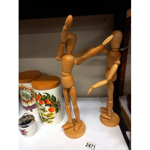 2471 - 2 artists sketch mannequins