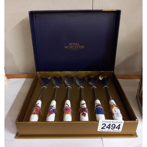 2494 - A boxed Royal Worcester Evesham gold set of 6 tea spoons