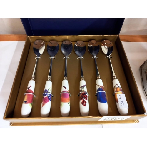 2494 - A boxed Royal Worcester Evesham gold set of 6 tea spoons