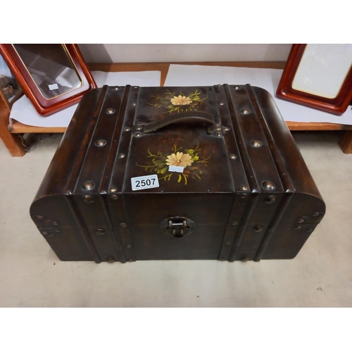 2507 - A wooden case as a trunk & 2 wooden frames COLLECT ONLY