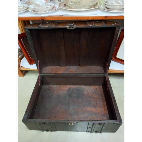 2507 - A wooden case as a trunk & 2 wooden frames COLLECT ONLY