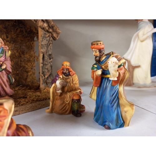 2516 - A new boxed Nativity scene COLLECT ONLY