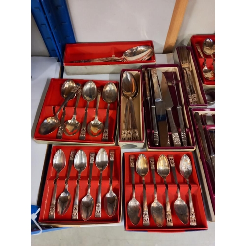 2525 - A good selection of vintage boxed cutlery COLLECT ONLY